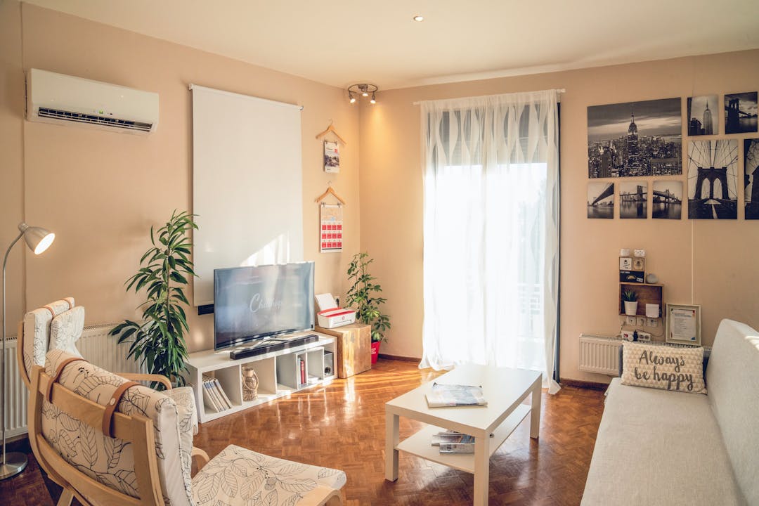 A well-furnished room ideal to start Airbnb